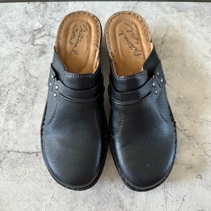 Brand new Natural Soul clogs size 9.5